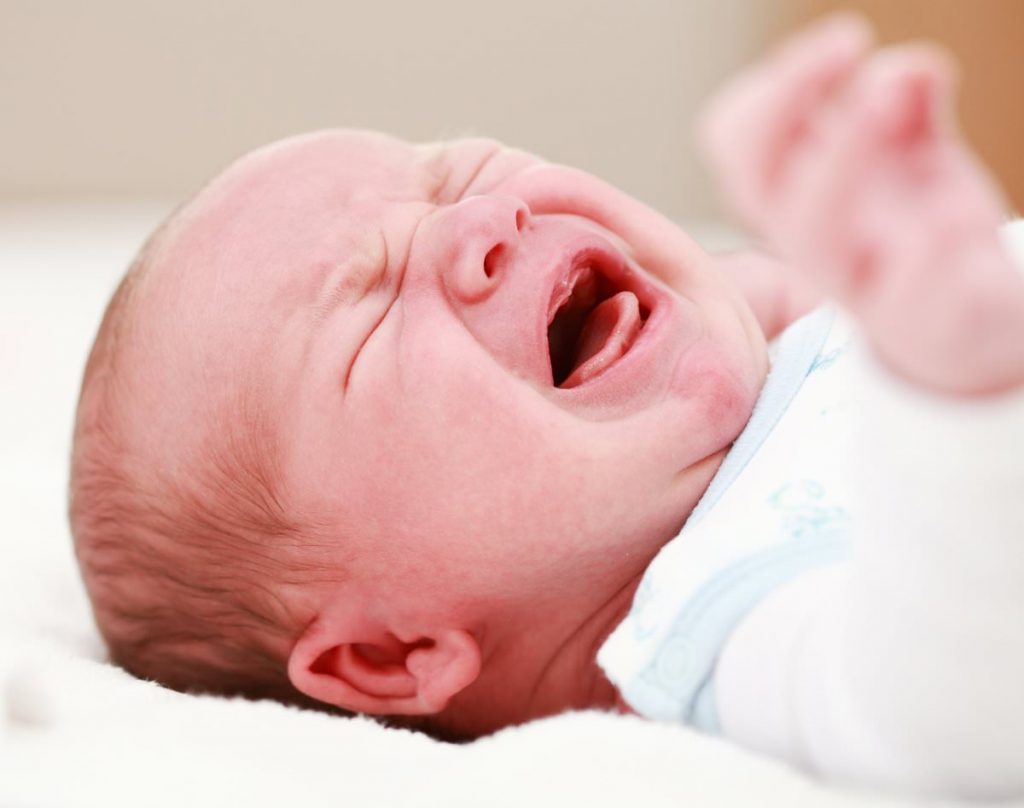Почему новорожденный ребенок плачет?