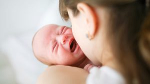 Новорожденный ребенок плачет, потому что устал