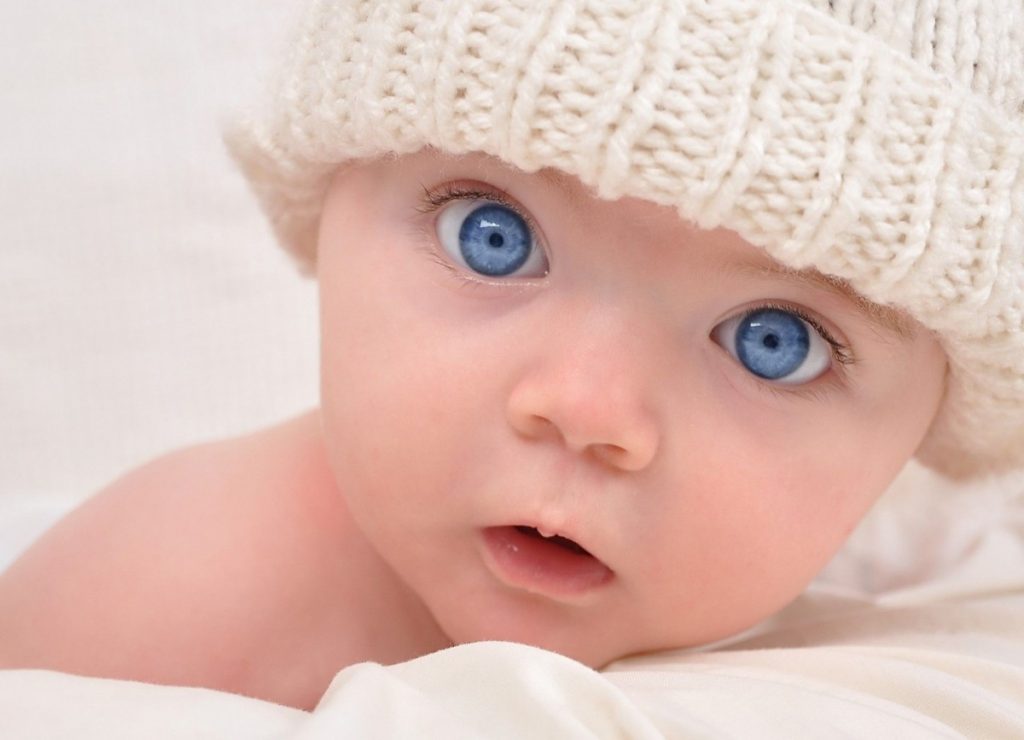 Что новорожденный видит и как развить зрение малыша
