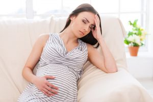 Из-за слабости и тошноты беременная женщина чувствует постоянную усталость