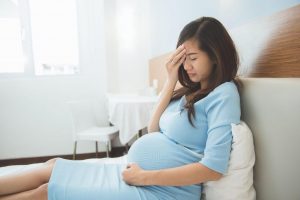молодая мама переживает из-за своей беременности