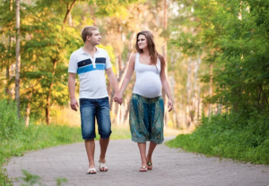 беременная женщина гуляет