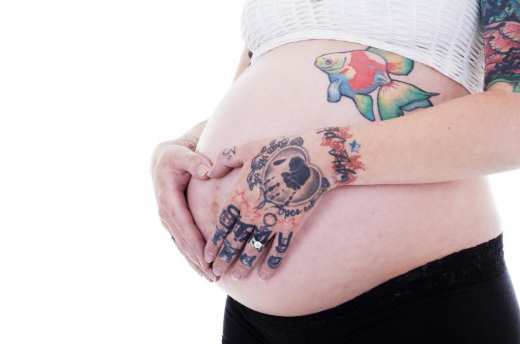 Можно ли делать татуировку во время беременности?