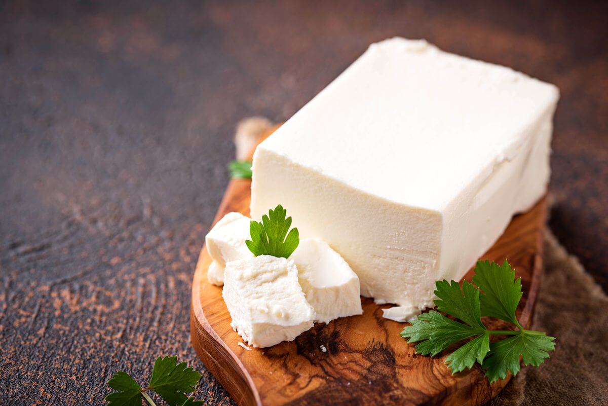 Фета и брынза. Сыр Фета чиз. Брынза Фета. Фета рассольные сыры. Pure Milky сыр.