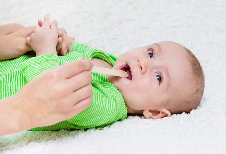 Белый налет в горле у ребенка фото