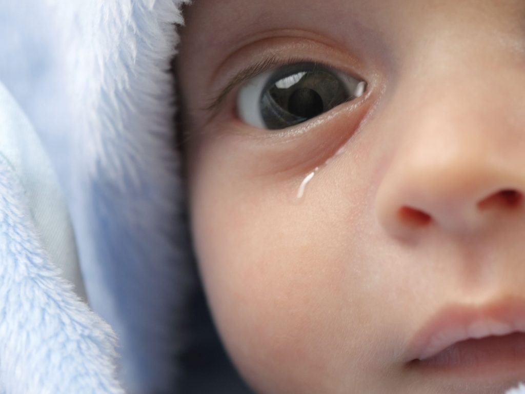 Почему у ребенка нет слез, когда он плачет? – 5 опасных причин