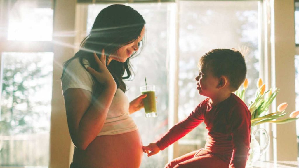 Когда можно снова беременеть после родов? Что нужно учитывать?