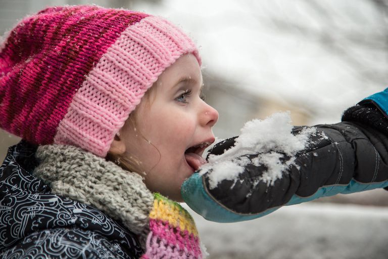7 способов как отучить ребенка есть снег. Так ли вреден снег, как о нем говорят?