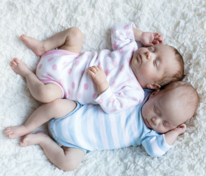 Новорожденные мальчик и девочка в голубом и розовом костюме. Когда можно определить пол ребенка? 4 медицинских способа узнать пол будущего малыша
