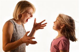Мама кричит на дочь. Как не злиться на ребенка?