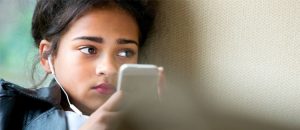 Грустная девочка с телефоном. Новые переживания как причина, почему подростки злятся.