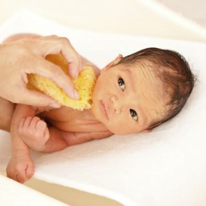 Ребенка моют губкой - не нужно часто купать новорожденного.