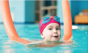 Ребенок плавает в бассейне. Как научить ребенка плавать.